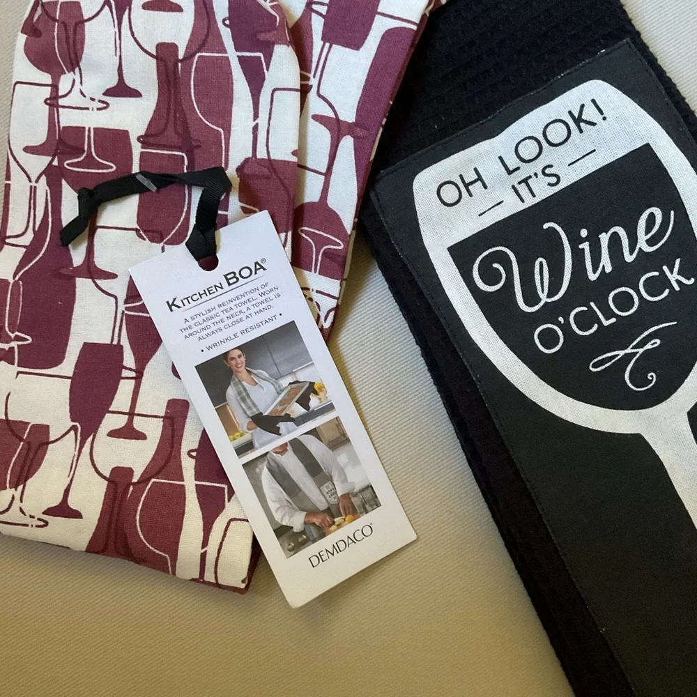 Demdaco Kitchen Boa “OH LOOK, IT’S WINE O’CLOCK”, NWT